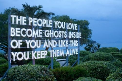 Los seres queridos se convierten en fantasmas dentro de ti y así se mantienen con vida