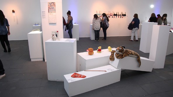 Cada objeto donado viene expuesto con las fechas de inicio y final de la relación, la ciudad y país de origen, así como una historia escrita por el dueño del objeto. La web del museo recomienda a los posibles donantes que, en este relato, sean "francos, tímidos, furiosos, imaginativos, ingeniosos o tristes", los únicos límites es no dar nombres completos o datos que puedan llevar a reconocer a otra persona y no ser ofensivos o discriminatorios.